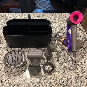 Dyson Supersonic with stand, 5 styling attachments, and carrying case